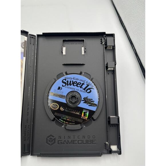 Mary-Kate and Ashley: Sweet 16 - Licensed to Drive (Nintendo GameCube, 2002) CIB - Picture 2 of 8